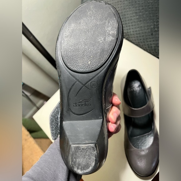 Dansko smooth leather Mary Jane’s in a pretty gray with black soles. Sz 40 - Picture 4 of 10